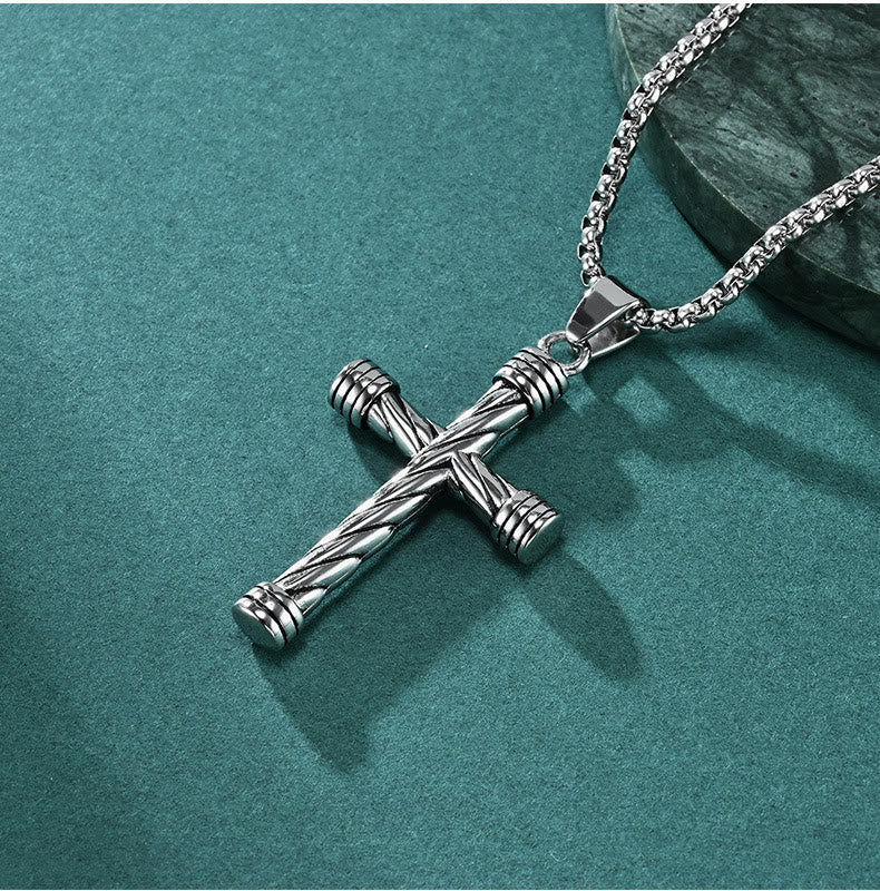 Collar con colgante de cruz de textura retorcida: encarna su fuerza duradera