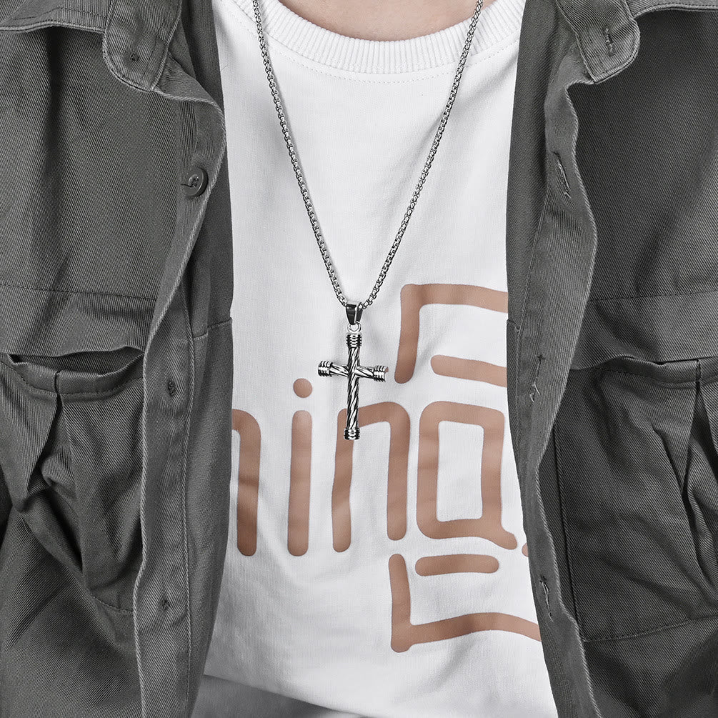 Collar con colgante de cruz de textura retorcida: encarna su fuerza duradera