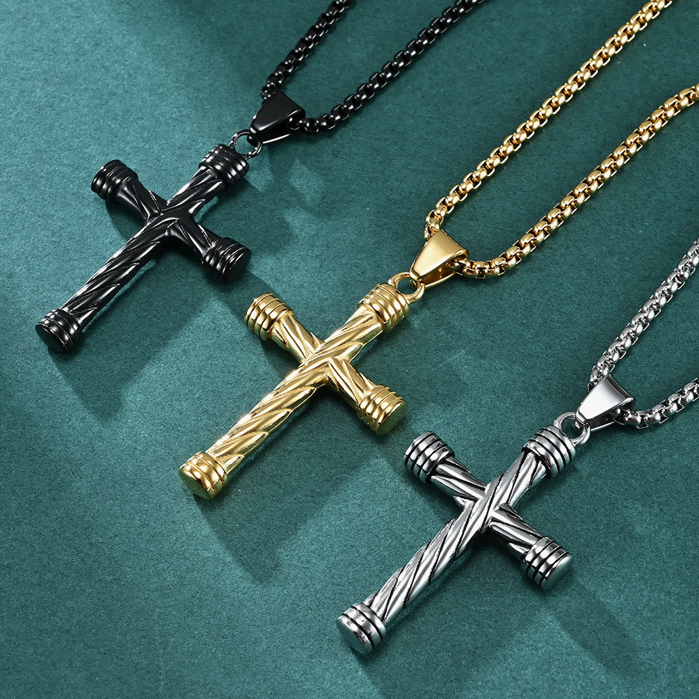 Collar con colgante de cruz de textura retorcida: encarna su fuerza duradera