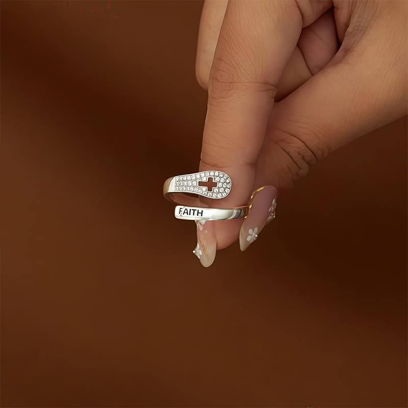 Anillo superpuesto Fe y Cruz: Encarna Su Presencia Inmutable