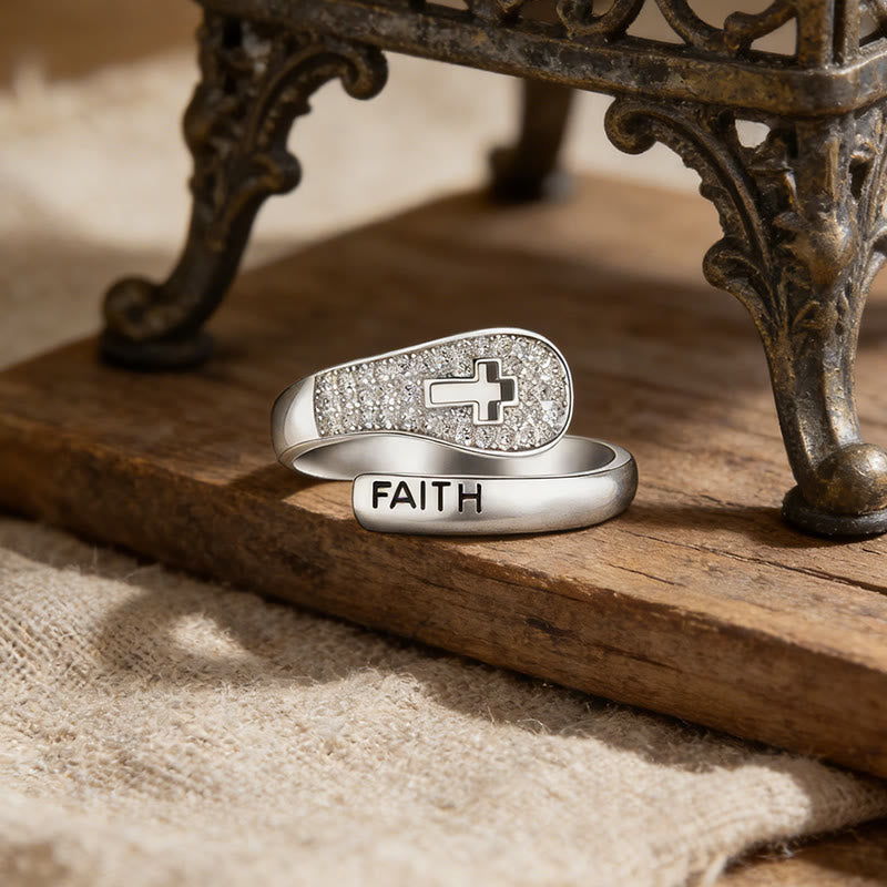 Anillo superpuesto Fe y Cruz: Encarna Su Presencia Inmutable