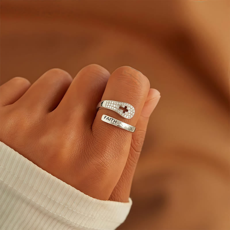 Anillo superpuesto Fe y Cruz: Encarna Su Presencia Inmutable