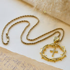 Pendentif Couronne d'Épines et Croix : Un Rappel de Foi et de Grâce au Quotidien