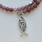 Bracelet en quartz fraise avec breloques crucifix et ichtus