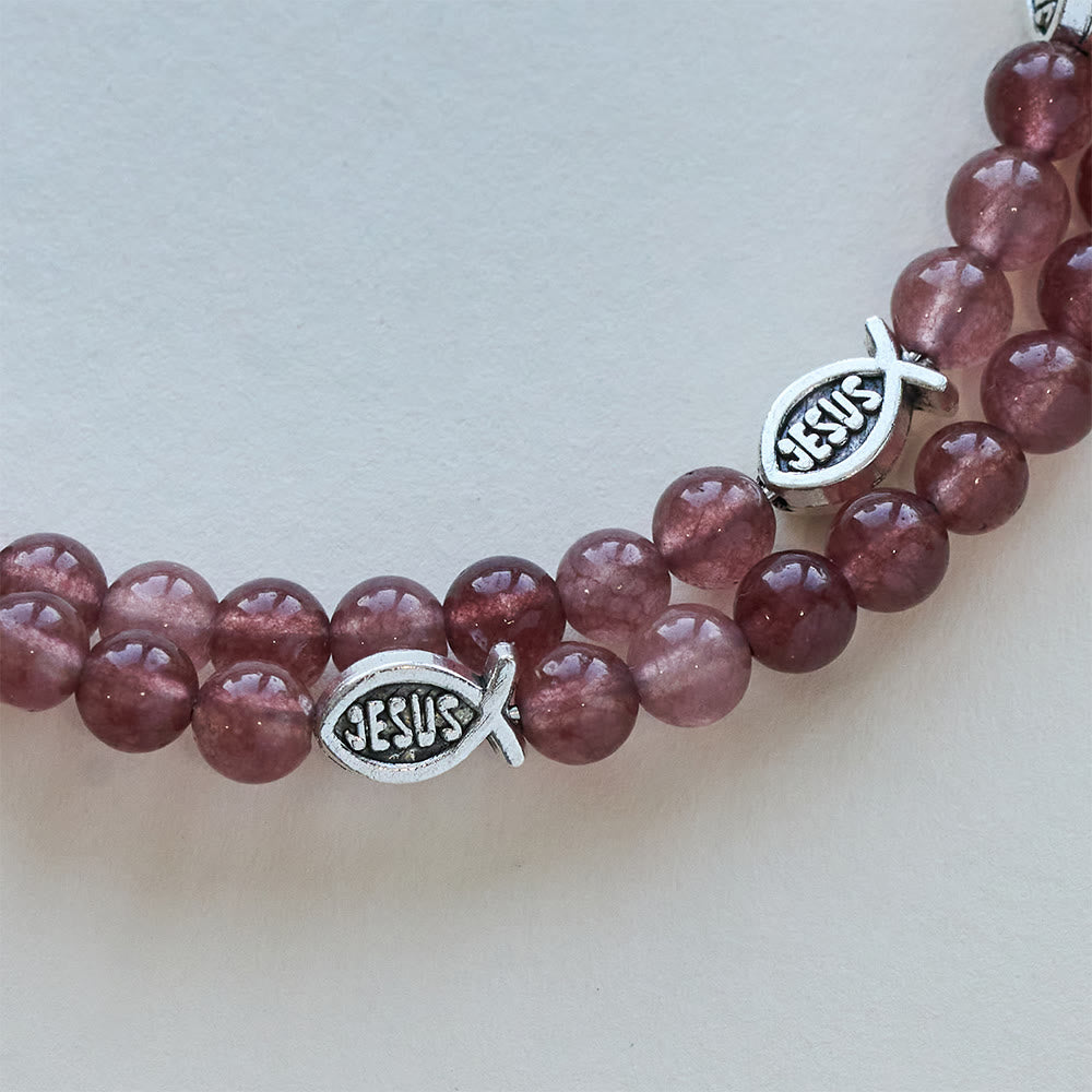 Bracelet en quartz fraise avec breloques crucifix et ichtus