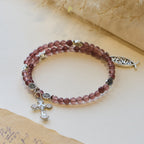 Bracelet en quartz fraise avec breloques crucifix et ichtus