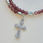 Bracelet en quartz fraise avec breloques crucifix et ichtus