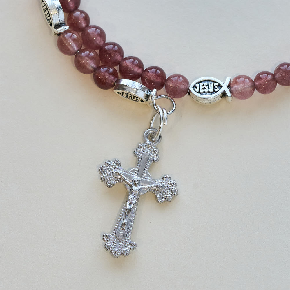 Bracelet en quartz fraise avec breloques crucifix et ichtus