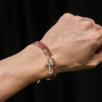 Bracelet en quartz fraise avec breloques crucifix et ichtus