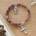 Bracelet en quartz fraise avec breloques crucifix et ichtus