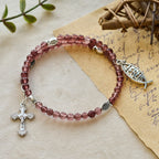 Bracelet en quartz fraise avec breloques crucifix et ichtus