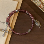 Bracelet en quartz fraise avec breloques crucifix et ichtus