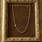 Collar de cuentas blancas con cruz: Devoción elegante y gracia fiel