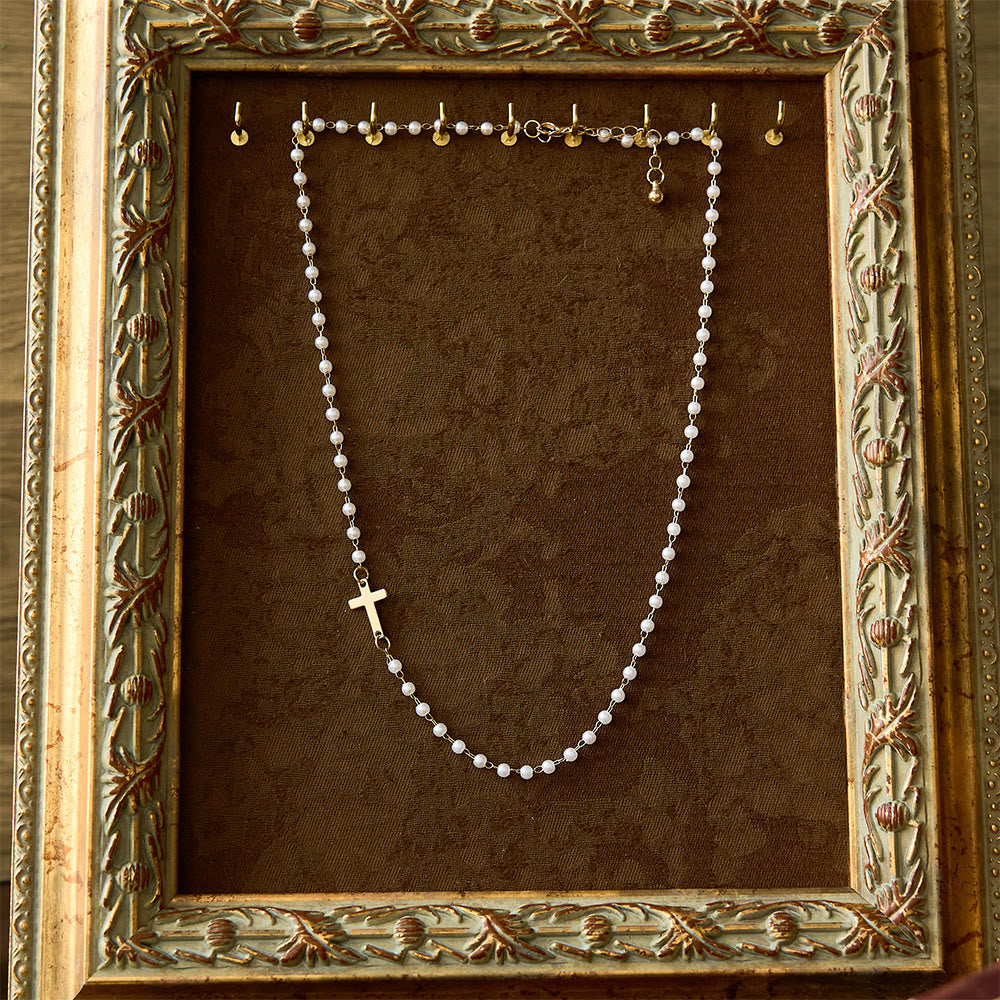 Collar de cuentas blancas con cruz: Devoción elegante y gracia fiel