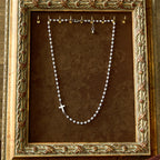 Collar de cuentas blancas con cruz: Devoción elegante y gracia fiel