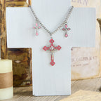 Collar con colgante de triple crucifijo artesanal colorido de estilo clásico