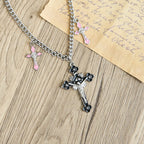Collar con colgante de triple crucifijo artesanal colorido de estilo clásico