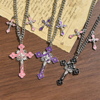 Collar con colgante de triple crucifijo artesanal colorido de estilo clásico