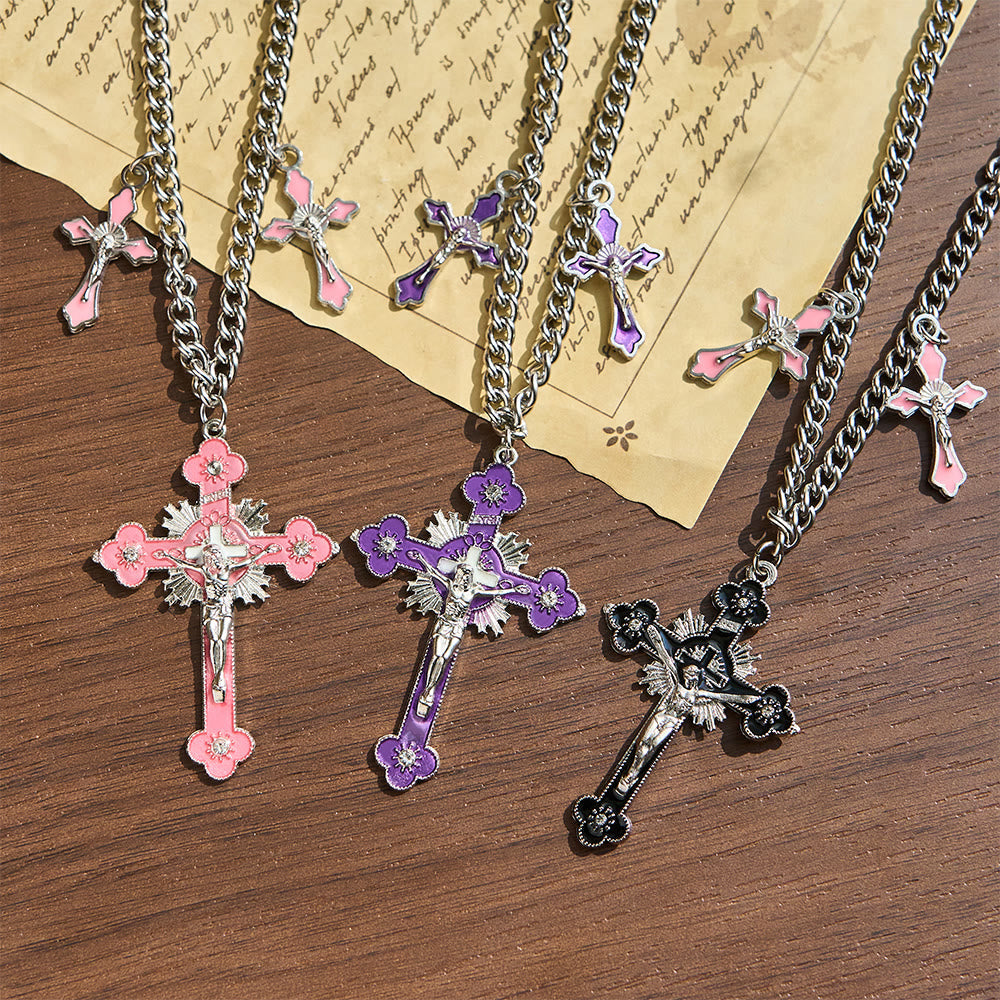 Collar con colgante de triple crucifijo artesanal colorido de estilo clásico