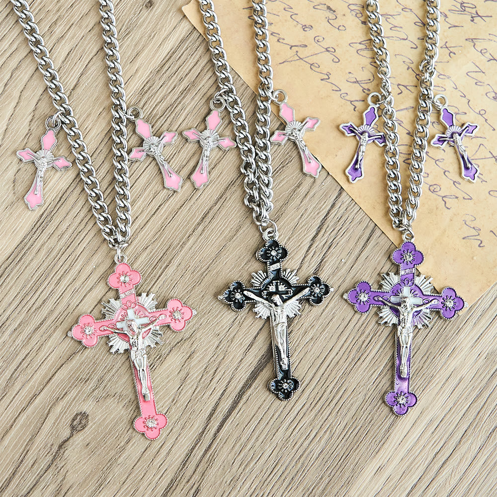 Collar con colgante de triple crucifijo artesanal colorido de estilo clásico