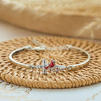 Pulsera ajustable de cardenal rojo con cruz