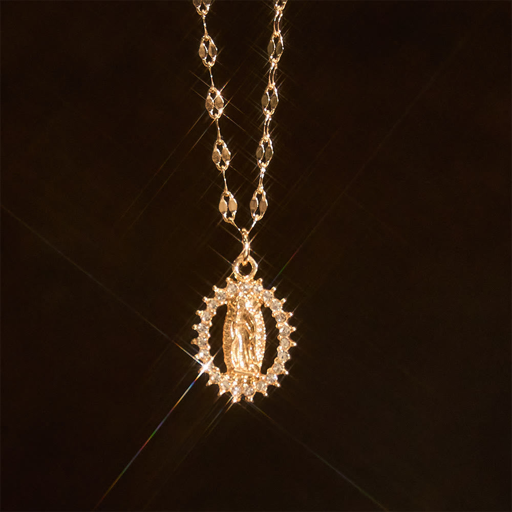 Collier ovale Notre-Dame avec oxyde de zirconium serti : Incarnation de sa grâce tendre