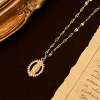 Collier ovale Notre-Dame avec oxyde de zirconium serti : Incarnation de sa grâce tendre