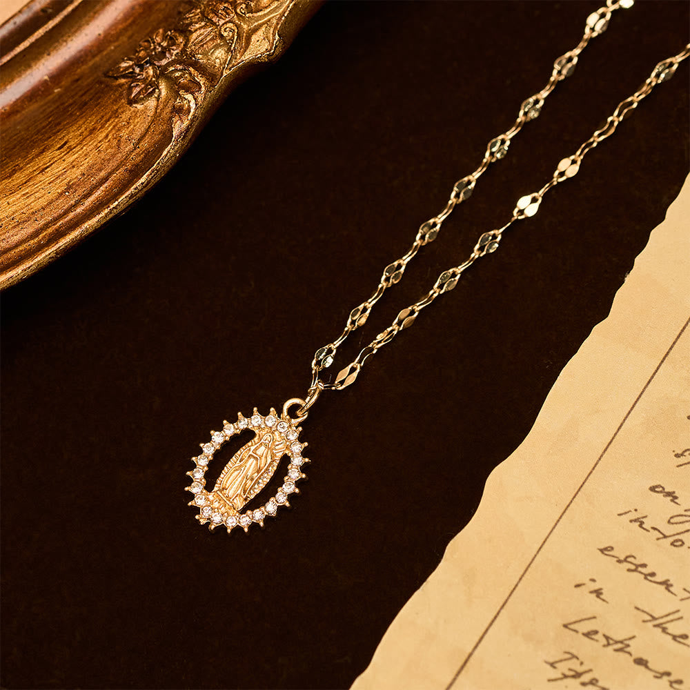 Collier ovale Notre-Dame avec oxyde de zirconium serti : Incarnation de sa grâce tendre