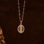 Collier ovale Notre-Dame avec oxyde de zirconium serti : Incarnation de sa grâce tendre