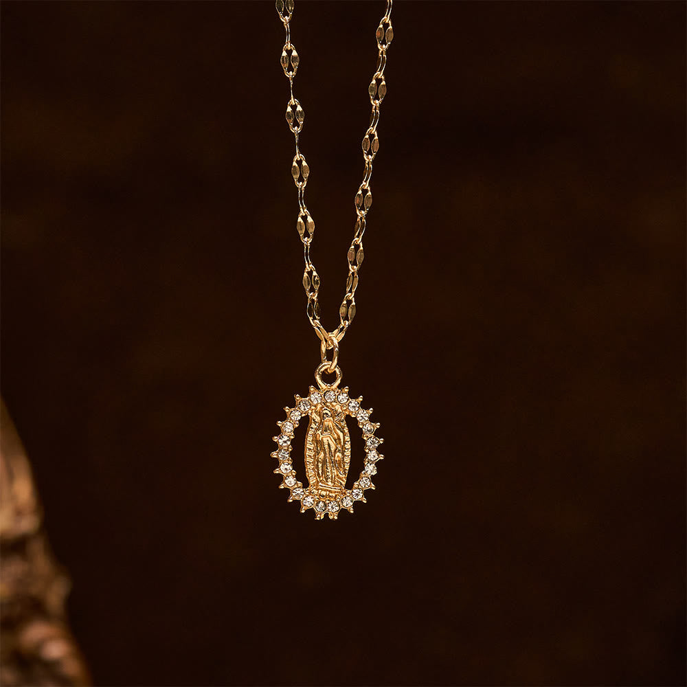 Collier ovale Notre-Dame avec oxyde de zirconium serti : Incarnation de sa grâce tendre