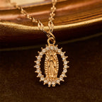Collier ovale Notre-Dame avec oxyde de zirconium serti : Incarnation de sa grâce tendre