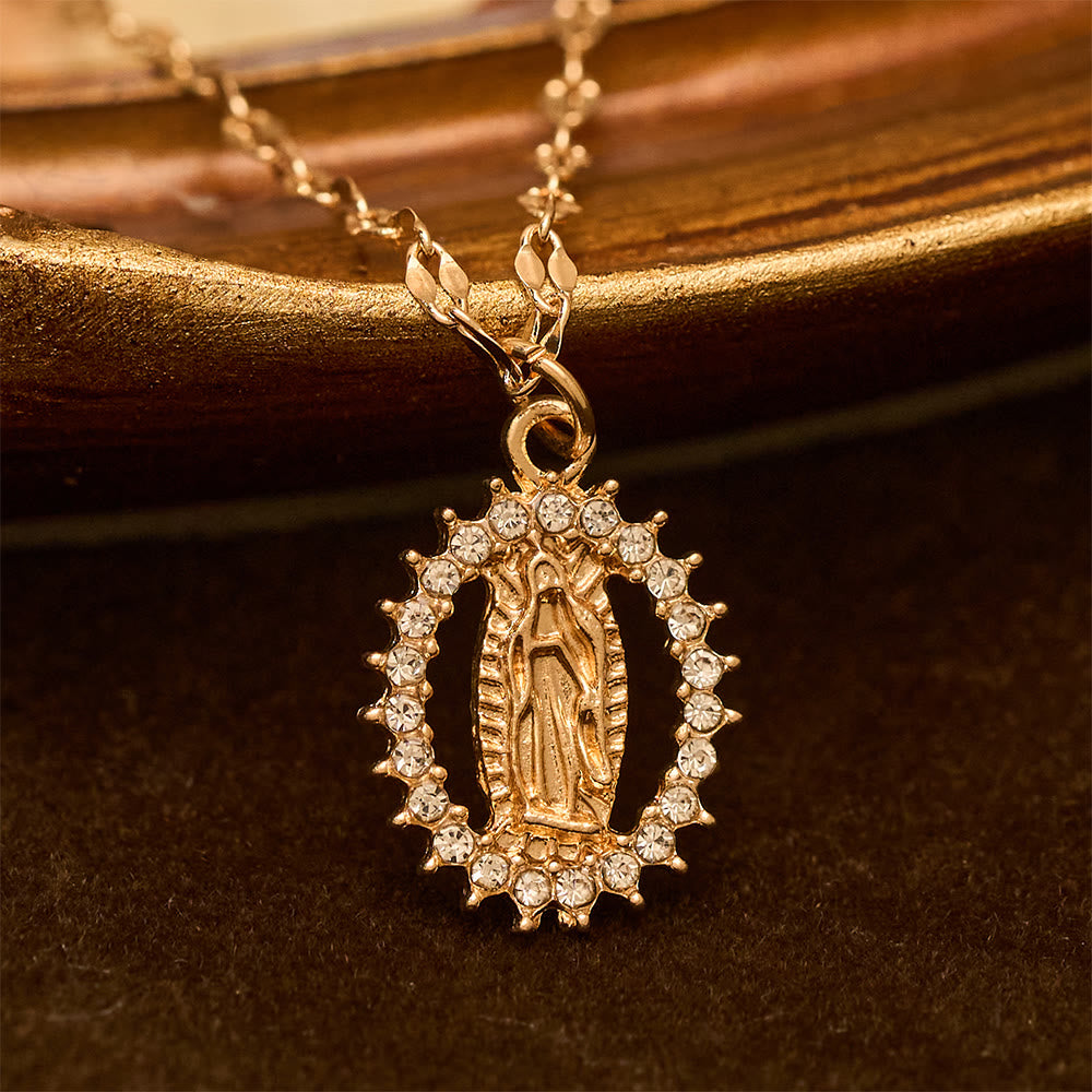 Collier ovale Notre-Dame avec oxyde de zirconium serti : Incarnation de sa grâce tendre