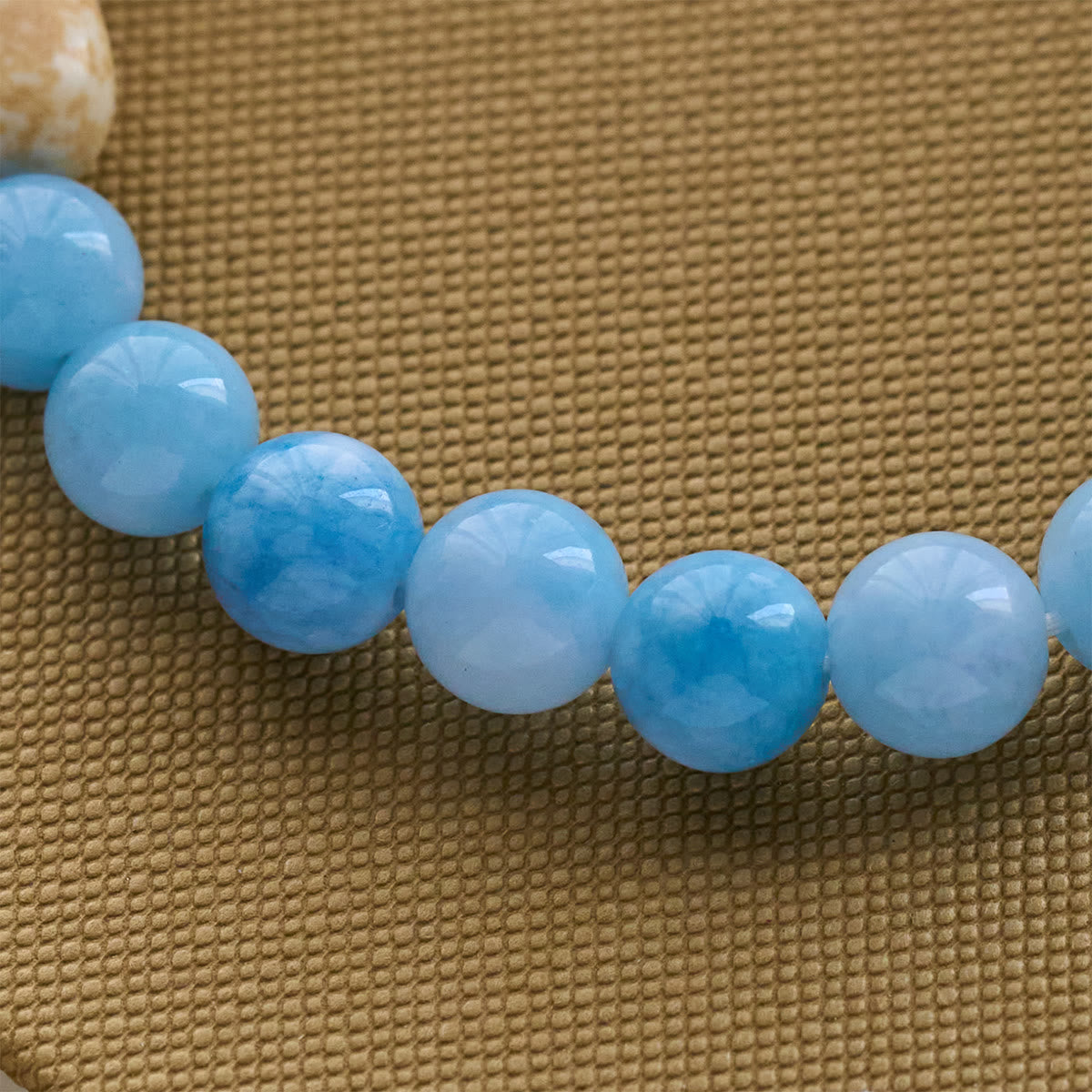 Bracelet en croix fait à la main « Ours polaire Perle bleue » : Sauvons nos ours polaires