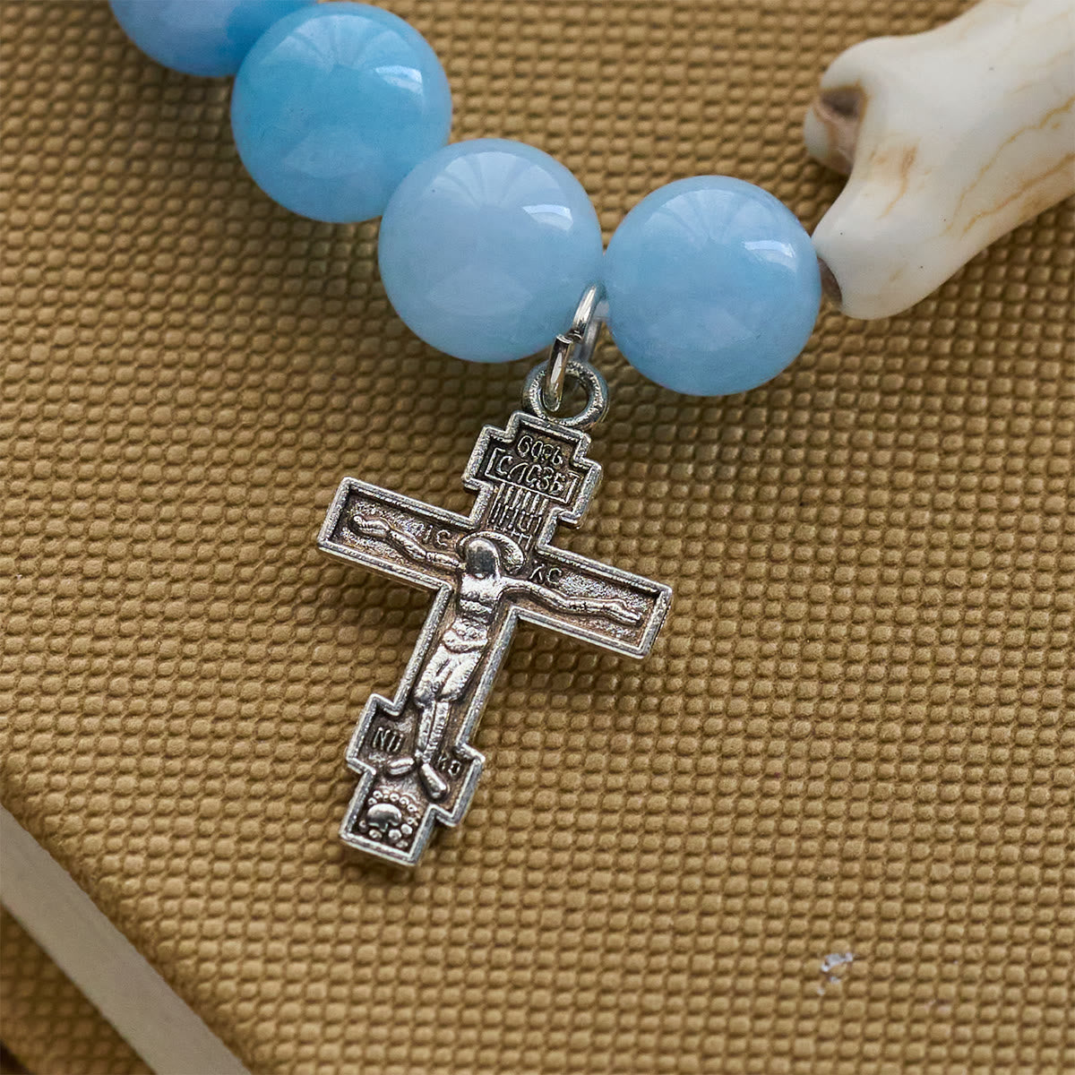 Bracelet en croix fait à la main « Ours polaire Perle bleue » : Sauvons nos ours polaires