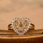 Anillo con Motivo de Nuestra Señora en Forma de Corazón y Detalles de Rosa: Lleva Su Cuidado en el Uso Diario