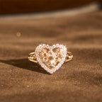 Anillo con Motivo de Nuestra Señora en Forma de Corazón y Detalles de Rosa: Lleva Su Cuidado en el Uso Diario
