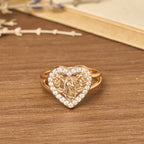 Anillo con Motivo de Nuestra Señora en Forma de Corazón y Detalles de Rosa: Lleva Su Cuidado en el Uso Diario