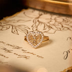 Anillo con Motivo de Nuestra Señora en Forma de Corazón y Detalles de Rosa: Lleva Su Cuidado en el Uso Diario