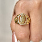 Nuestro Anillo de la Virgen con Circonitas Rodeadas y Acentos Florales: Encarna Su Tierna Gracia