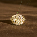 Nuestro Anillo de la Virgen con Circonitas Rodeadas y Acentos Florales: Encarna Su Tierna Gracia