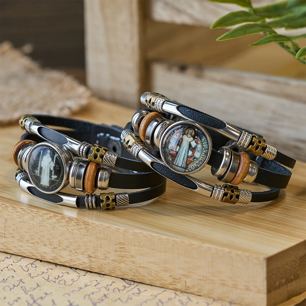 Pulsera de puño de cuero negro con múltiples diseños religiosos de la Colección San Benito