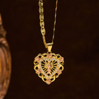 Collier Cœur de Notre-Dame ajouré avec accent rose : Un rappel quotidien de son intercession