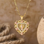 Collier Cœur de Notre-Dame ajouré avec accent rose : Un rappel quotidien de son intercession