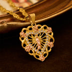 Collier Cœur de Notre-Dame ajouré avec accent rose : Un rappel quotidien de son intercession