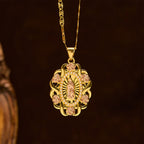 Collar ovalado de Nuestra Señora con acento de rosa: un recordatorio diario de su intercesión