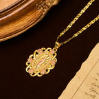 Collar ovalado de Nuestra Señora con acento de rosa: un recordatorio diario de su intercesión