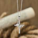 Collier scintillant croix et couronne (2 tailles) : Incarnez la foi et la dévotion royale