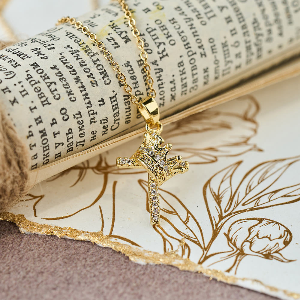 Collier scintillant croix et couronne (2 tailles) : Incarnez la foi et la dévotion royale