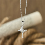 Collier scintillant croix et couronne (2 tailles) : Incarnez la foi et la dévotion royale