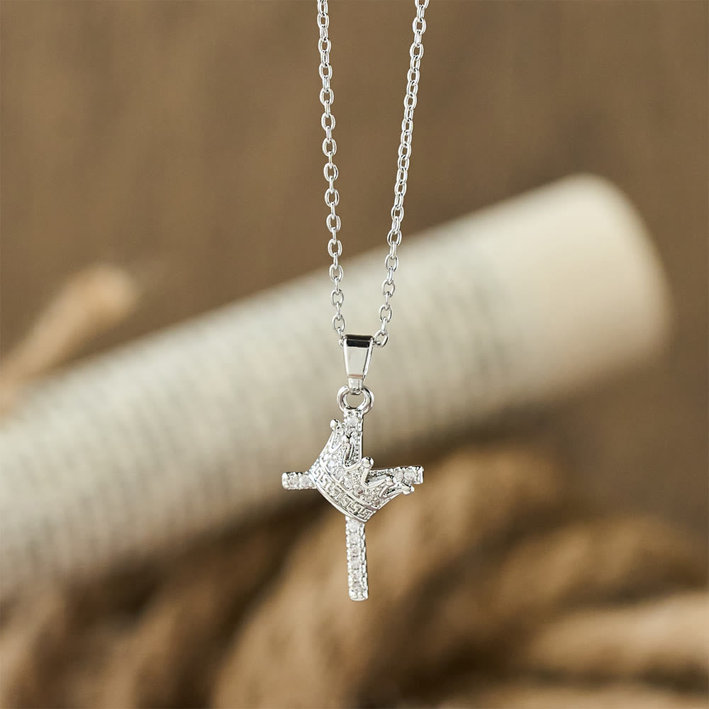 Collier scintillant croix et couronne (2 tailles) : Incarnez la foi et la dévotion royale